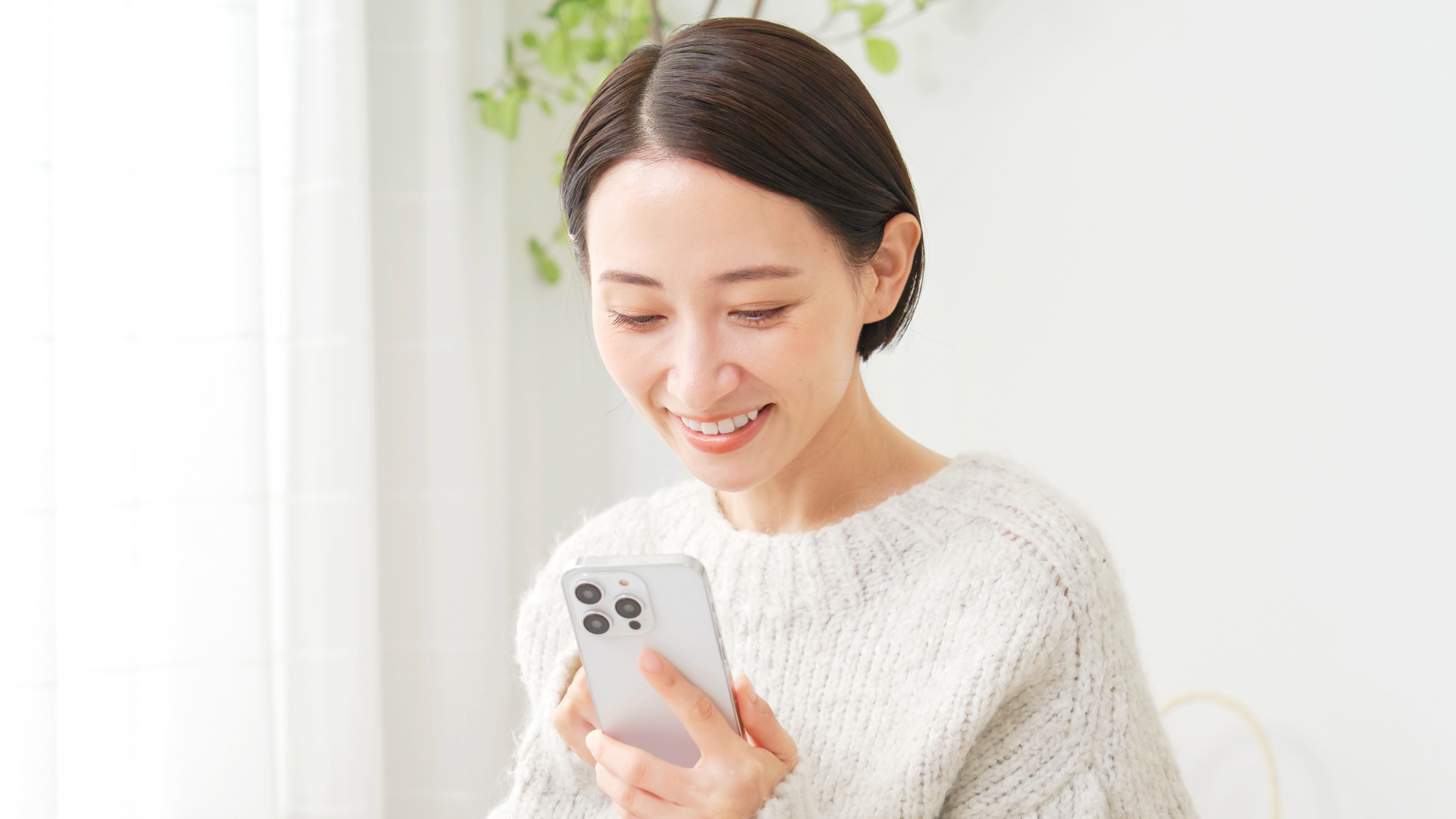 オンラインでカウンセリング予約をする女性